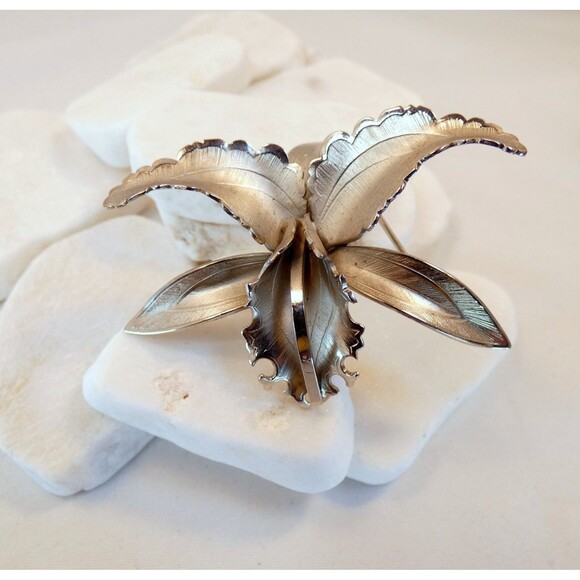Giovanni  Orchid Brooch Victorian Style Vintage 1930s-1940s Silver Cattleya - Picture 2 of 6